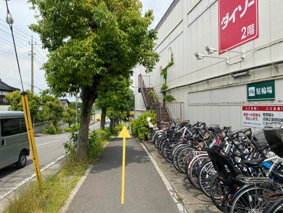 坂道を下り橋を渡りましたら右に曲がります。